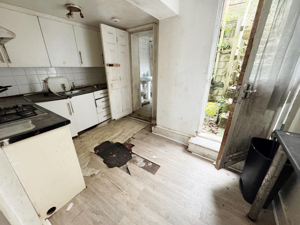 Lot: 136 - TERRACE HOUSE FOR IMPROVEMENT - Kitchen